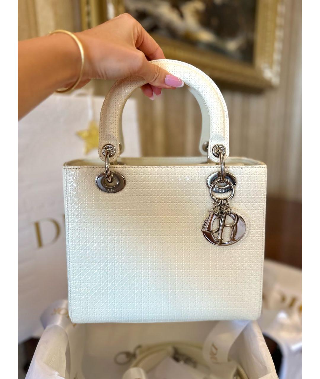 CHRISTIAN DIOR Белая сумка с короткими ручками из лакированной кожи, фото 6