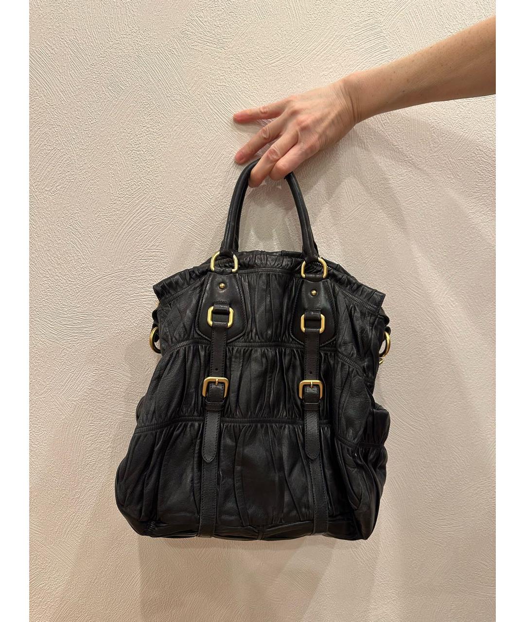 PRADA Черная сумка с короткими ручками из лакированной кожи, фото 2
