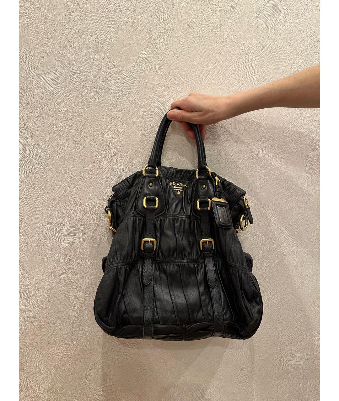 PRADA Черная сумка с короткими ручками из лакированной кожи, фото 7