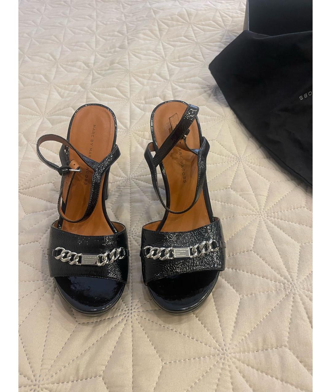 MARC JACOBS Черные босоножки из лакированной кожи, фото 2