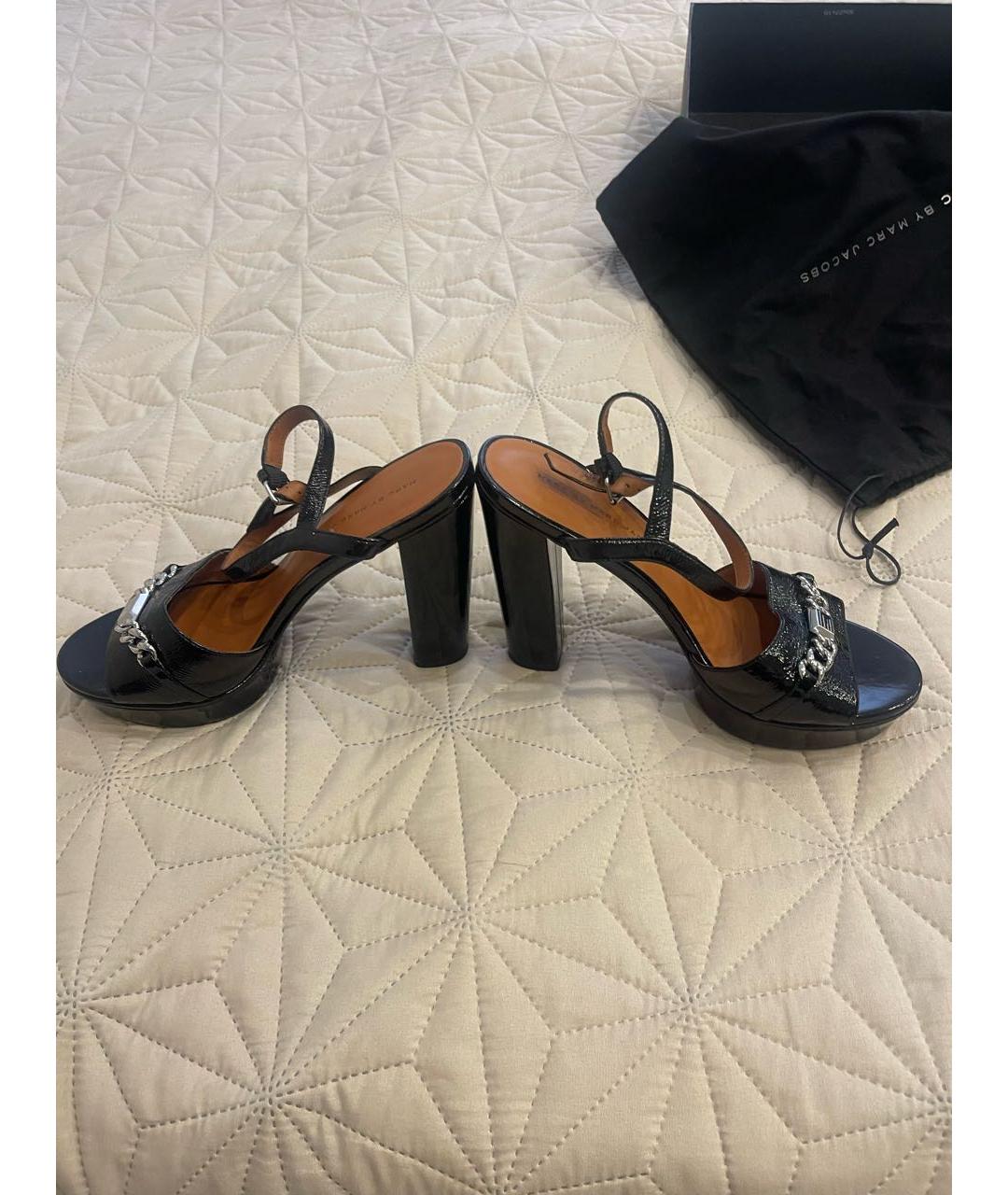 MARC JACOBS Черные босоножки из лакированной кожи, фото 3
