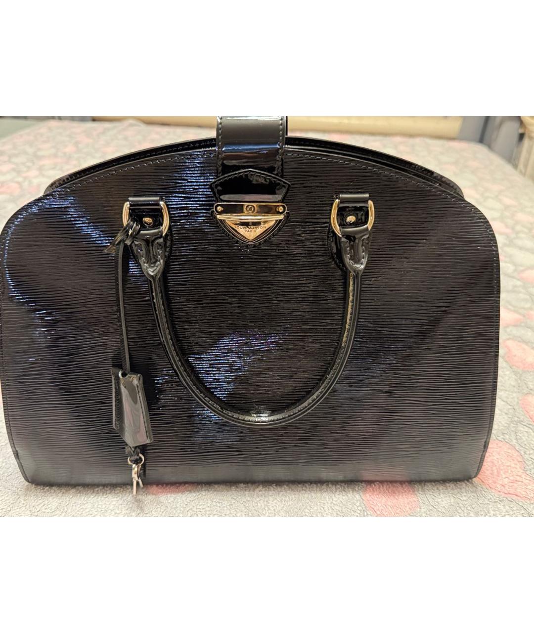 LOUIS VUITTON Черная сумка с короткими ручками из лакированной кожи, фото 3