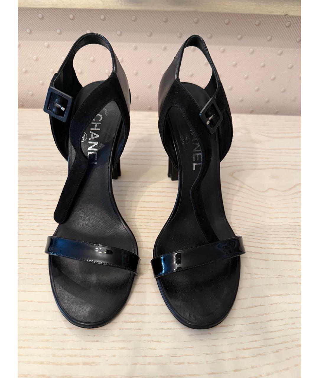 CHANEL Черные босоножки из лакированной кожи, фото 2