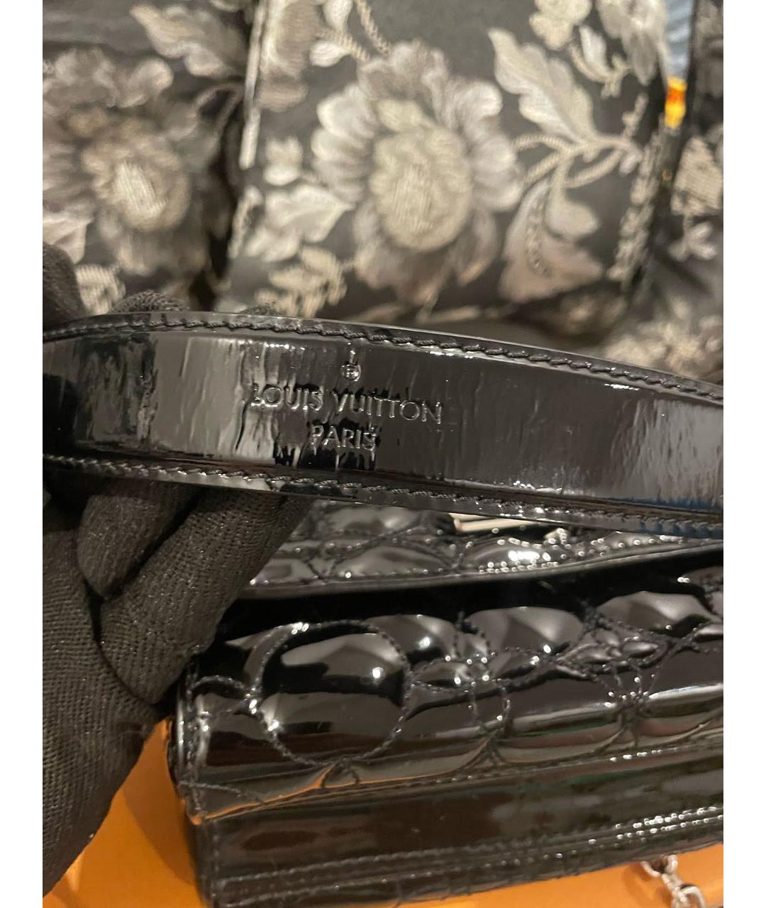LOUIS VUITTON Черная сумка через плечо из лакированной кожи, фото 5