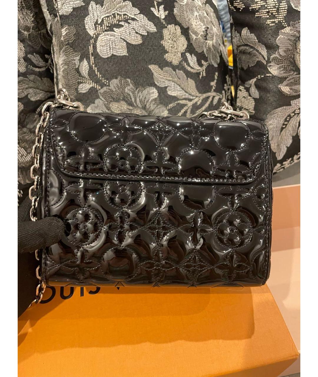 LOUIS VUITTON Черная сумка через плечо из лакированной кожи, фото 3