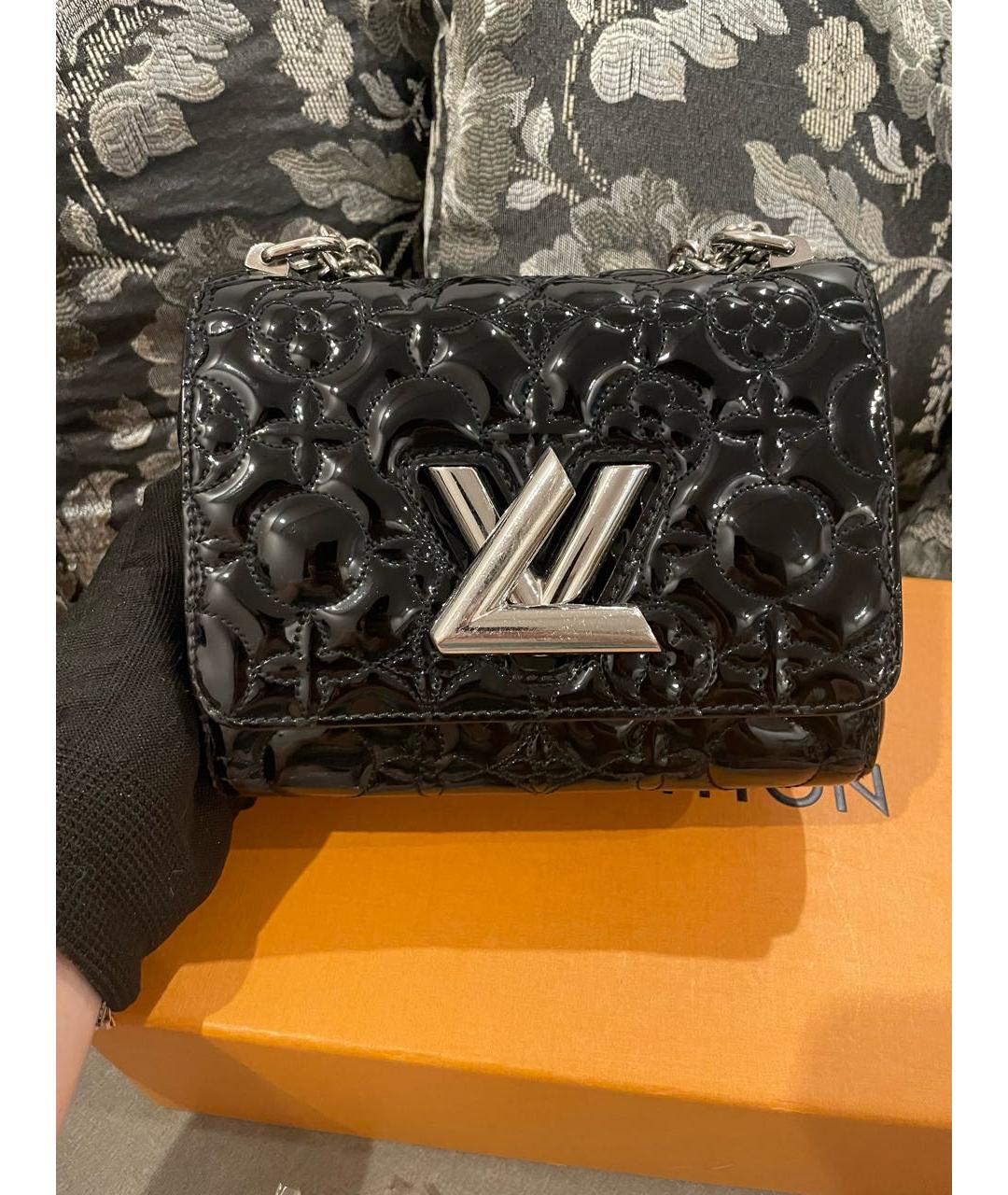 LOUIS VUITTON Черная сумка через плечо из лакированной кожи, фото 9