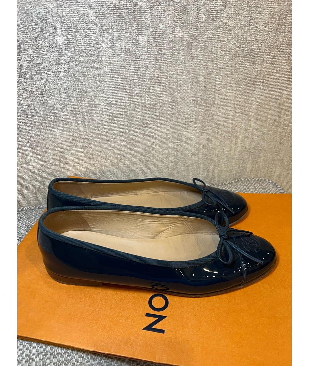 CHANEL Темно-синие балетки из лакированной кожи, фото 6