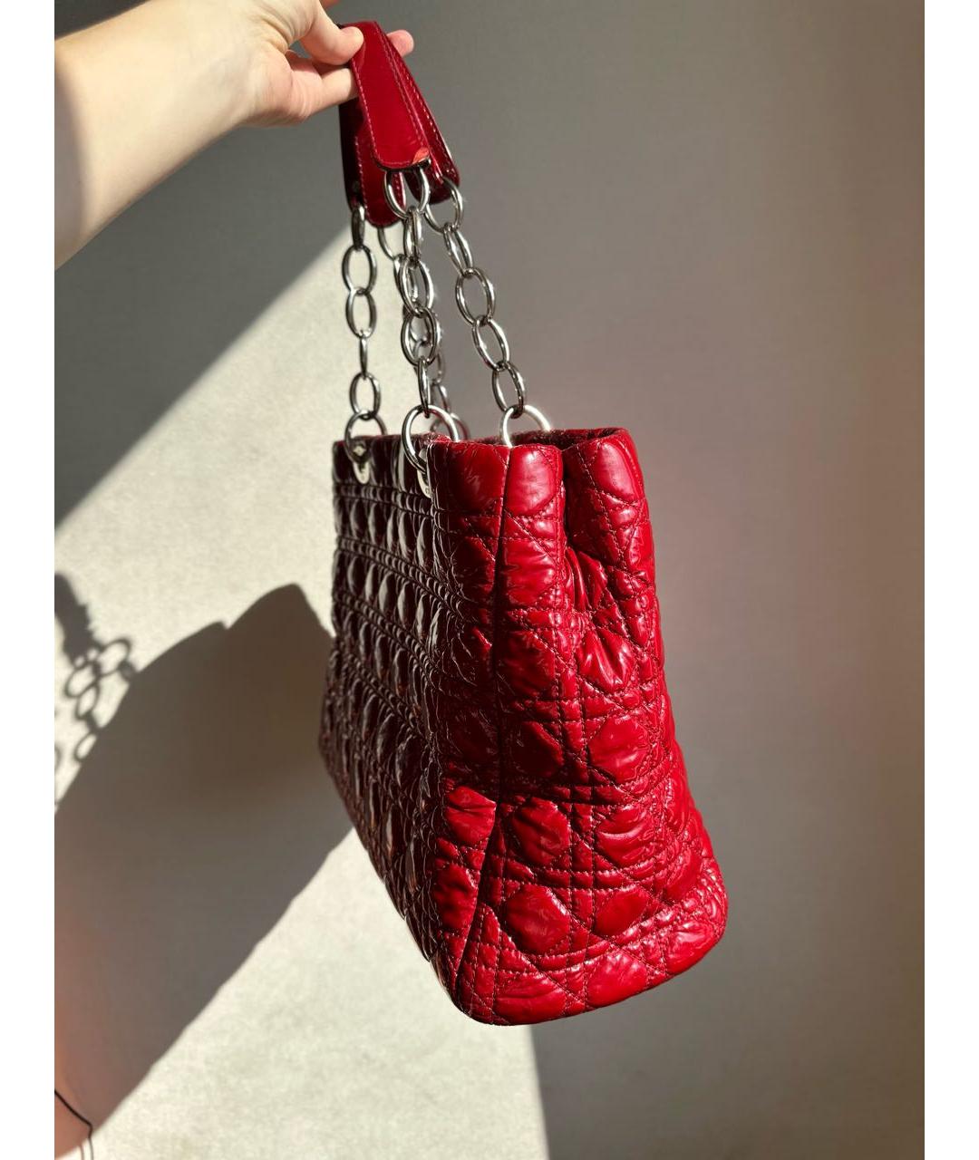 CHRISTIAN DIOR Красная сумка с короткими ручками из лакированной кожи, фото 2