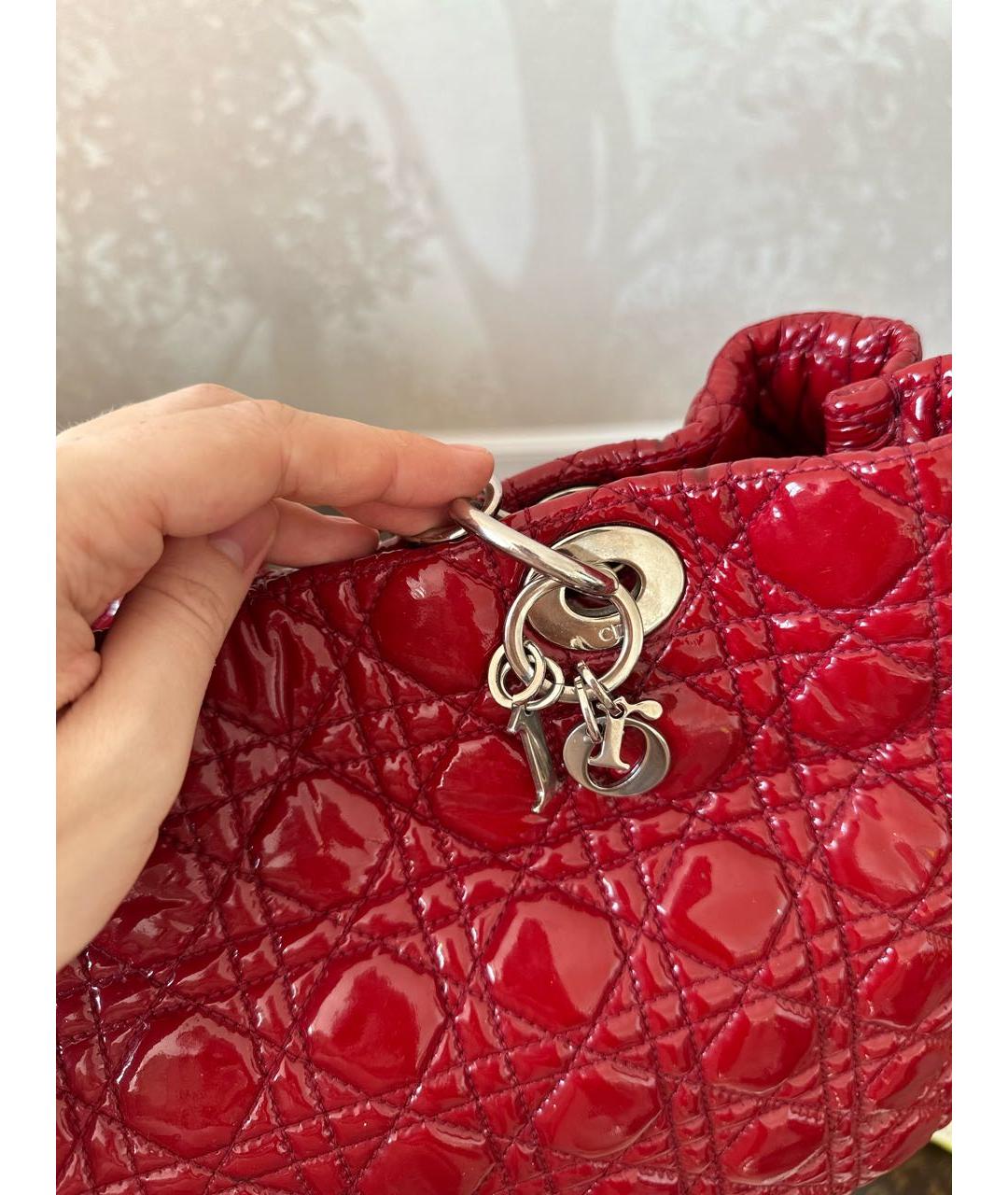 CHRISTIAN DIOR Красная сумка с короткими ручками из лакированной кожи, фото 5