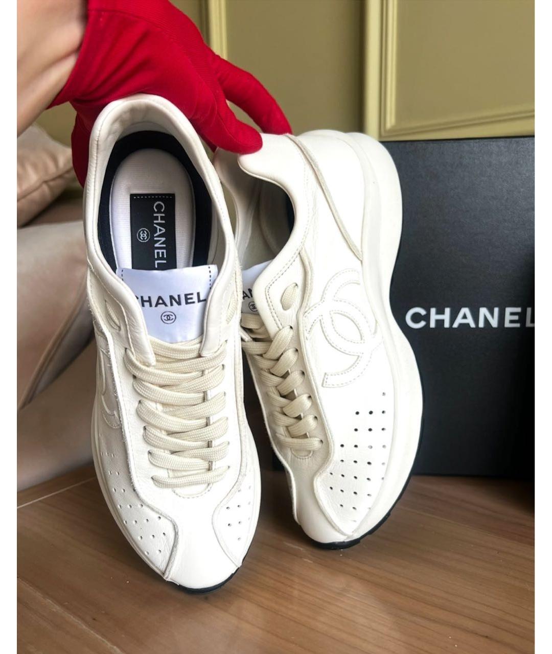 CHANEL Белые кожаные кроссовки, фото 3