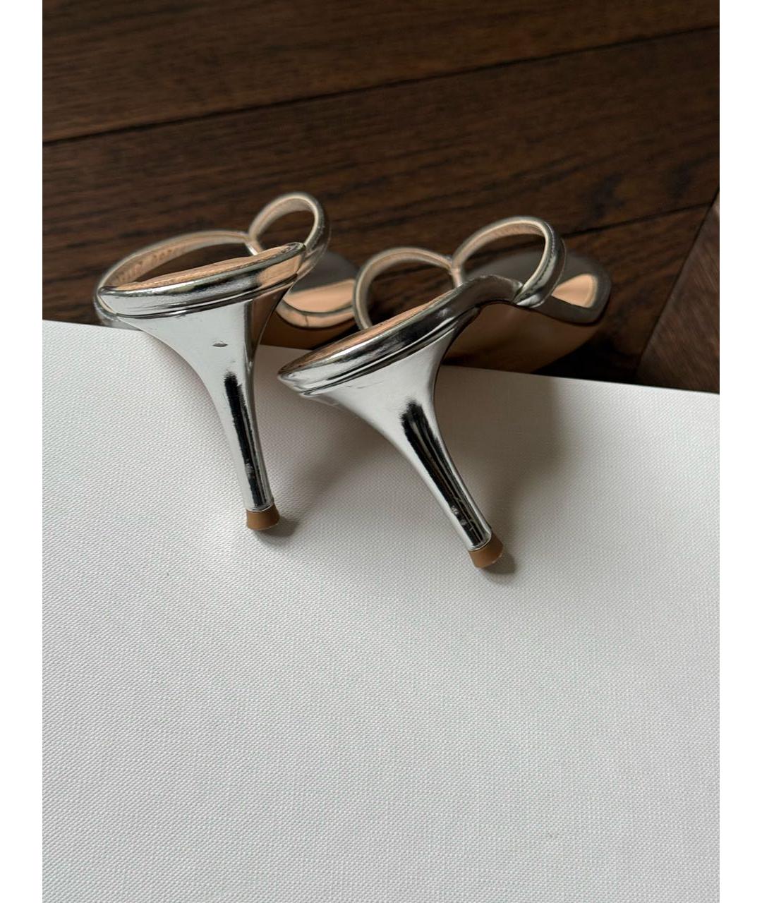 GIANVITO ROSSI Серебряные мюли из лакированной кожи, фото 5