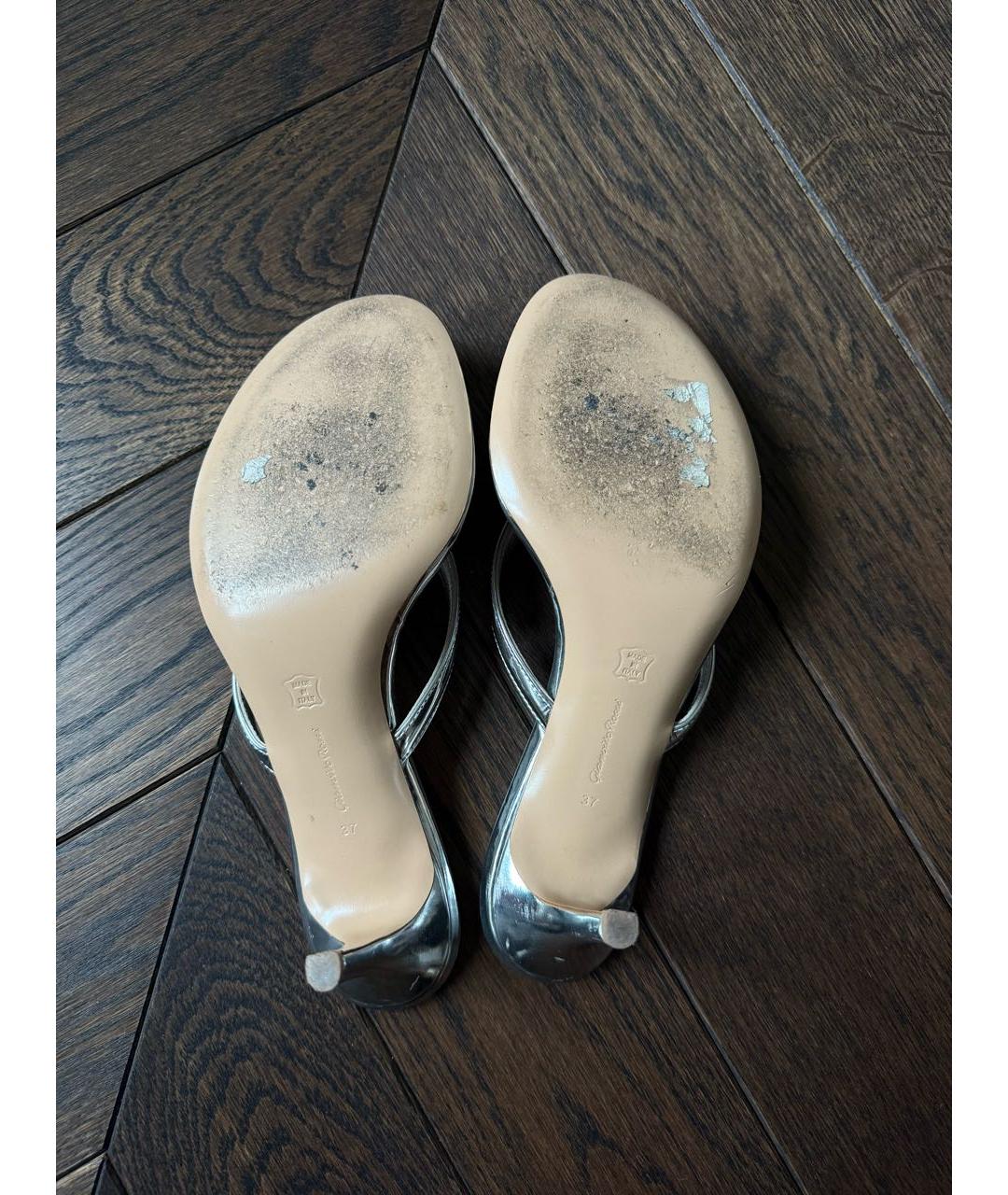 GIANVITO ROSSI Серебряные мюли из лакированной кожи, фото 6