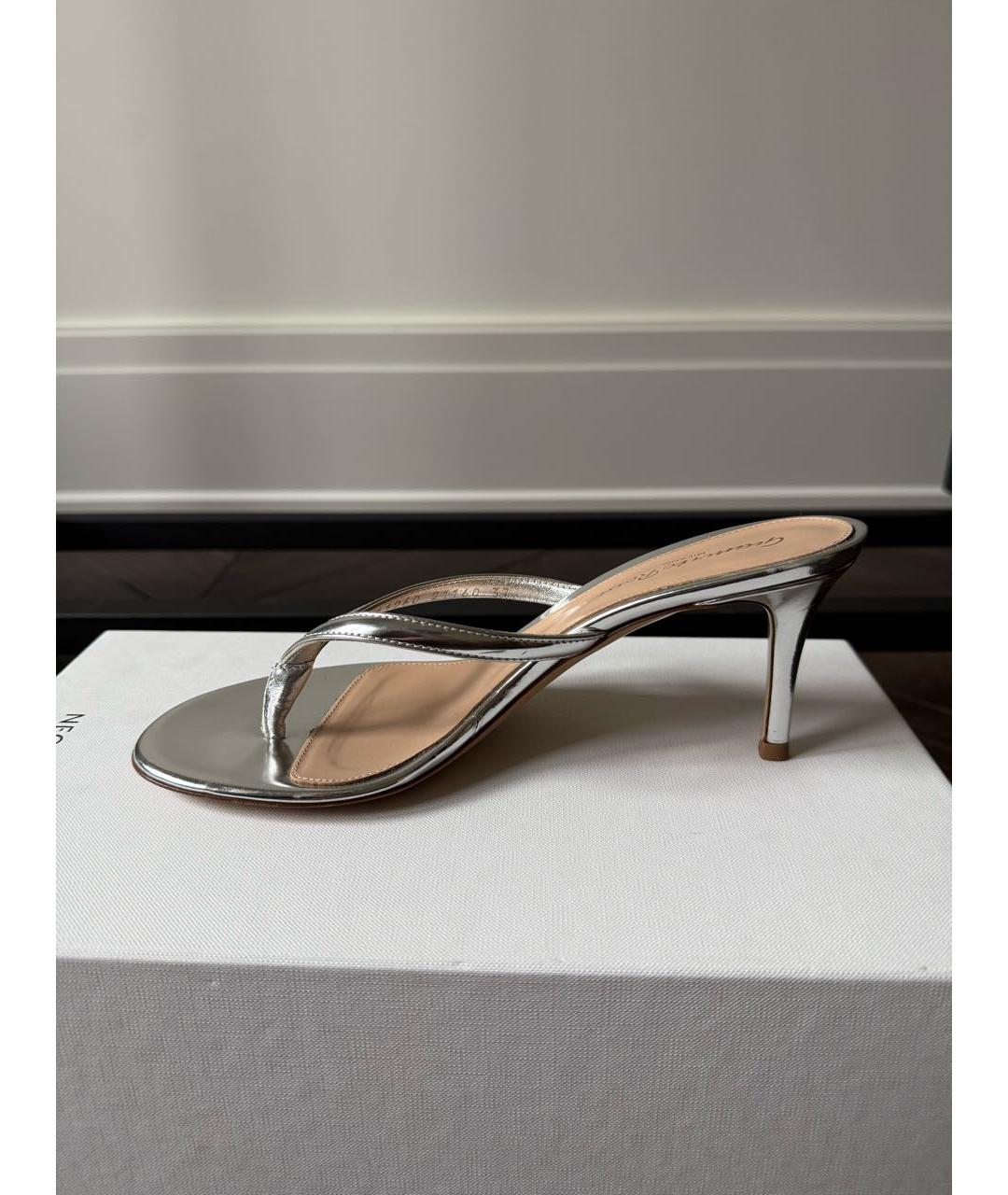 GIANVITO ROSSI Серебряные мюли из лакированной кожи, фото 7