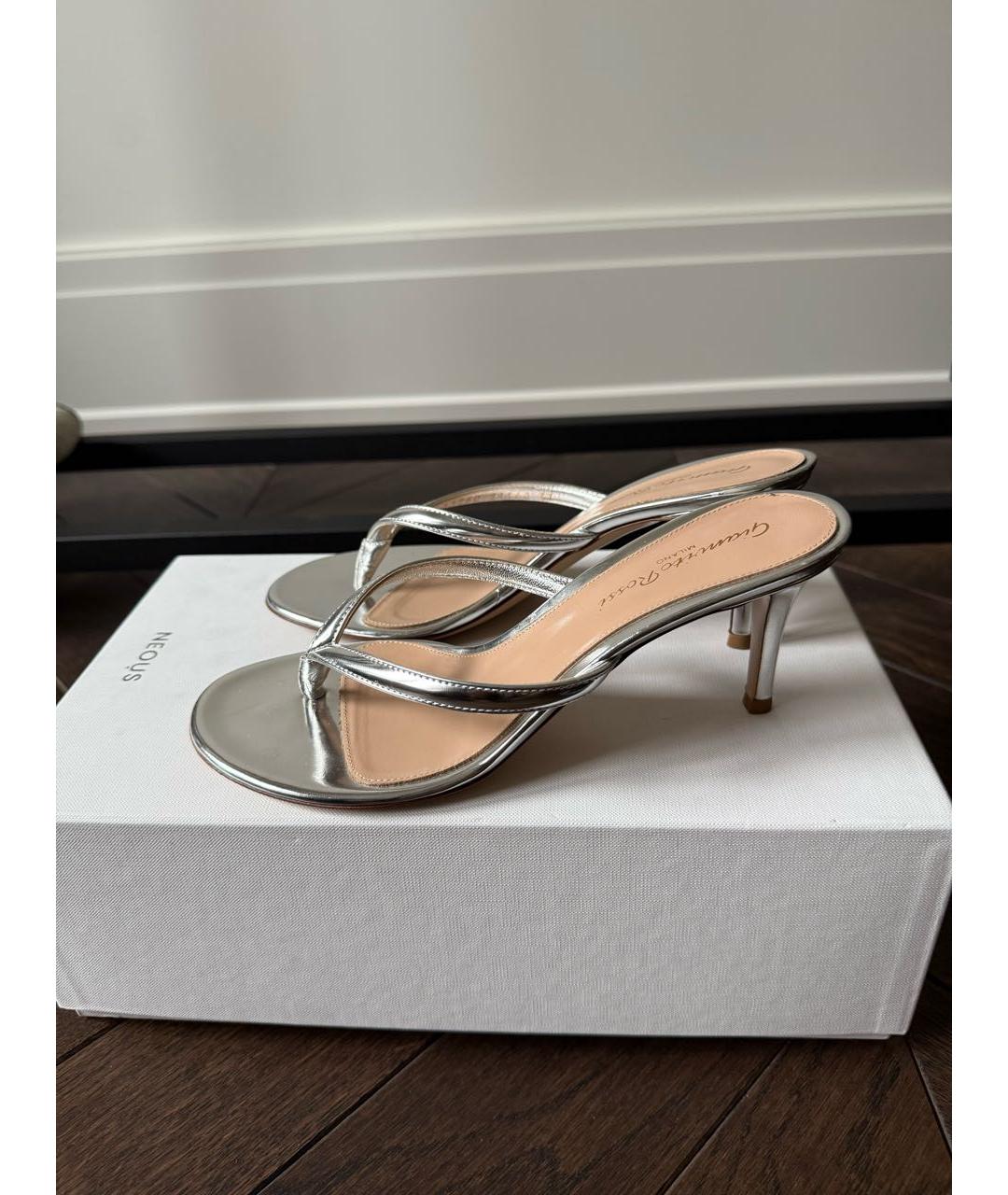 GIANVITO ROSSI Серебряные мюли из лакированной кожи, фото 2