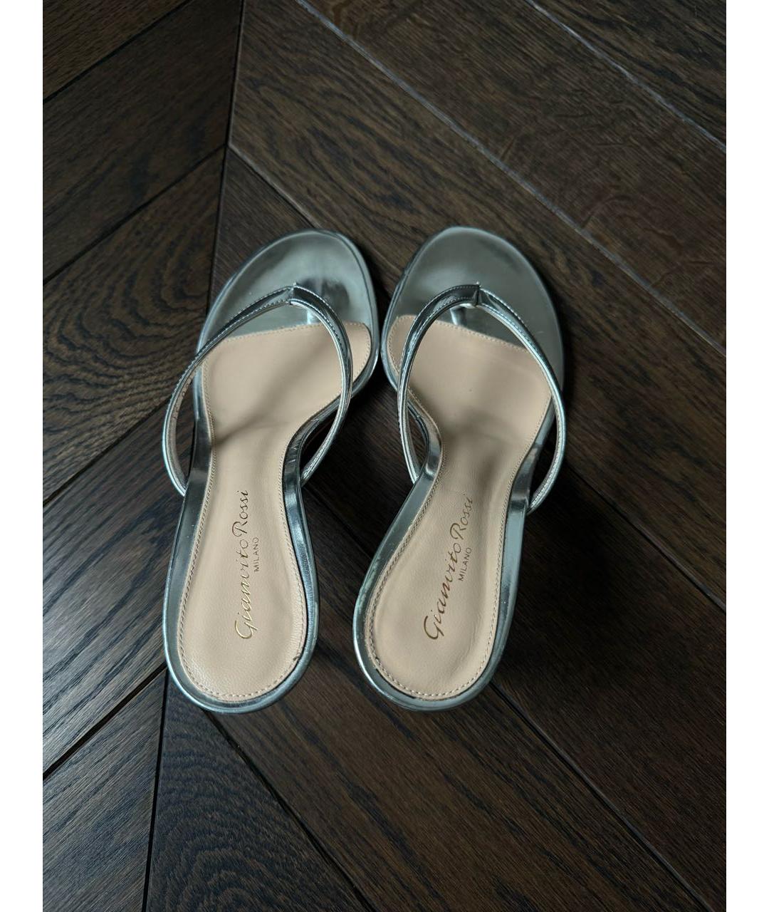 GIANVITO ROSSI Серебряные мюли из лакированной кожи, фото 3