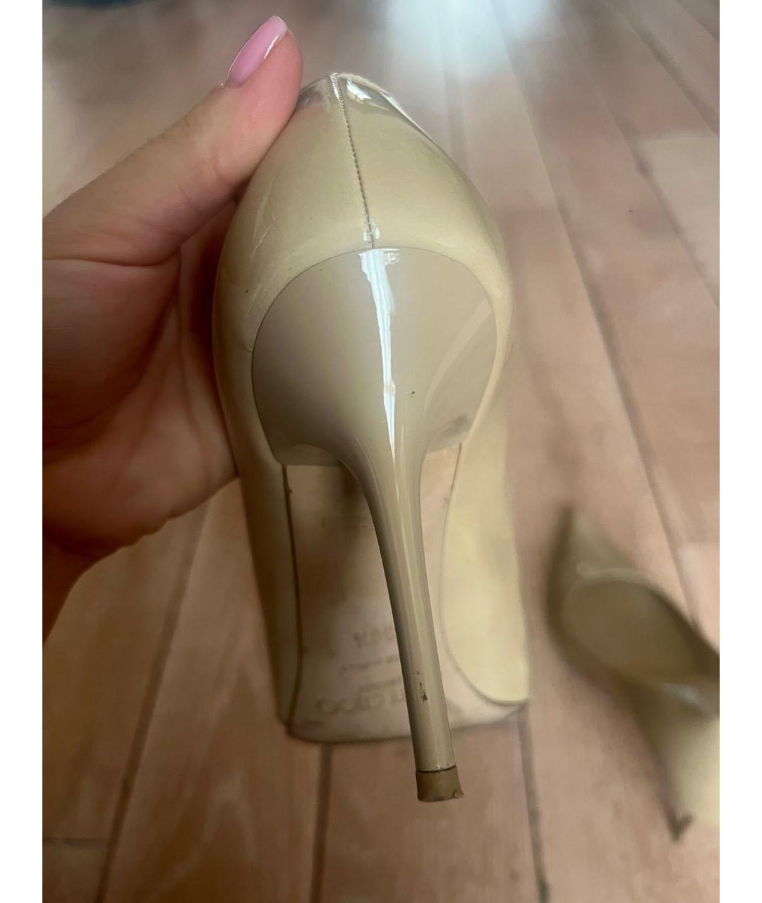 JIMMY CHOO Бежевые туфли из лакированной кожи, фото 6