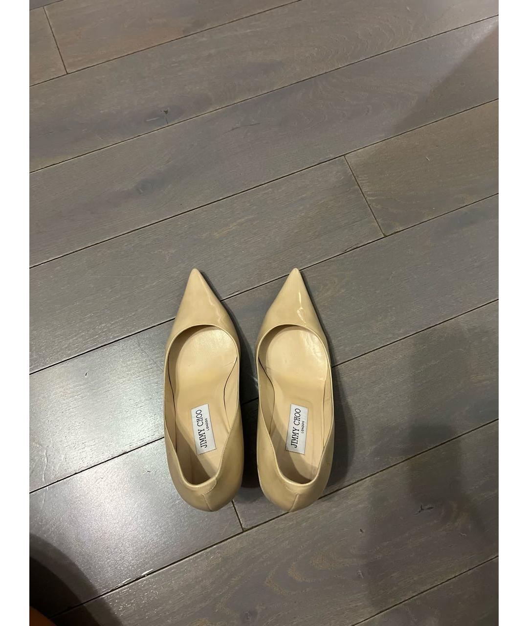 JIMMY CHOO Бежевые туфли из лакированной кожи, фото 3