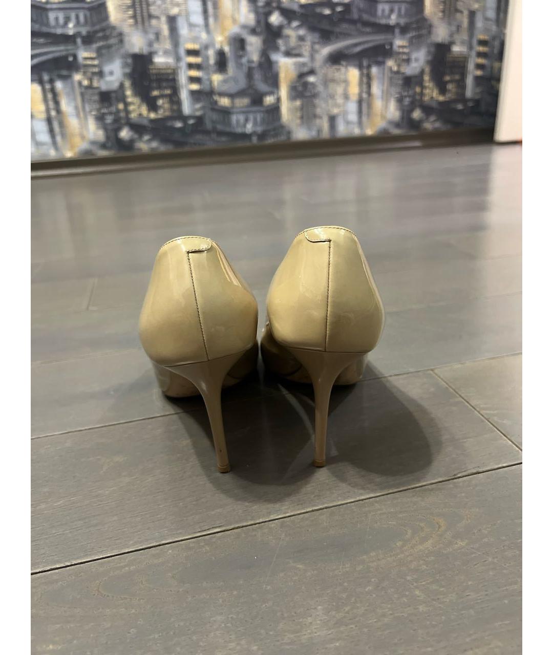 JIMMY CHOO Бежевые туфли из лакированной кожи, фото 4
