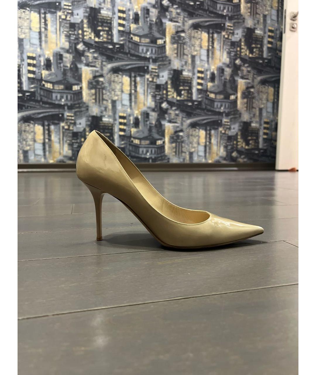 JIMMY CHOO Бежевые туфли из лакированной кожи, фото 9