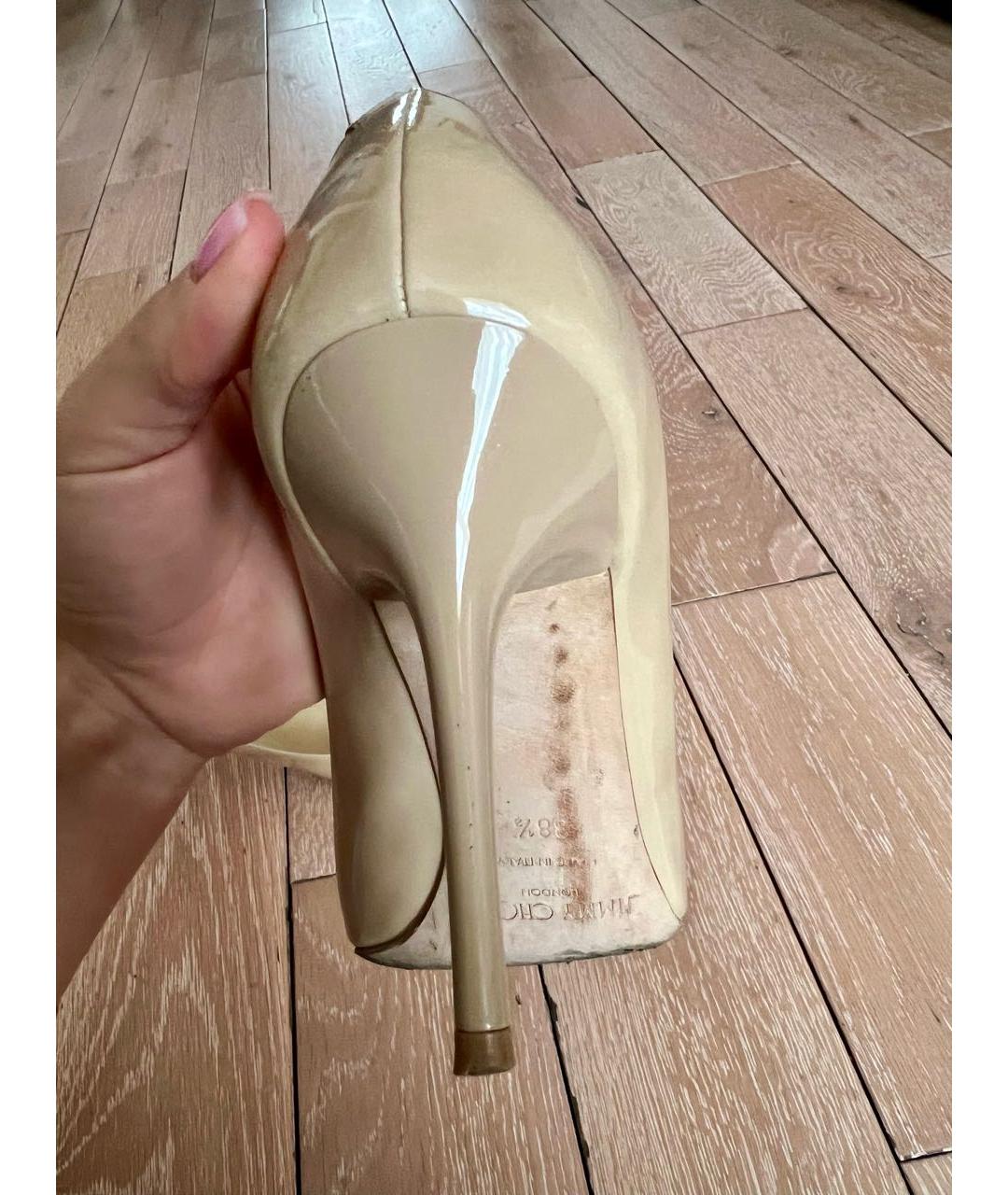 JIMMY CHOO Бежевые туфли из лакированной кожи, фото 7