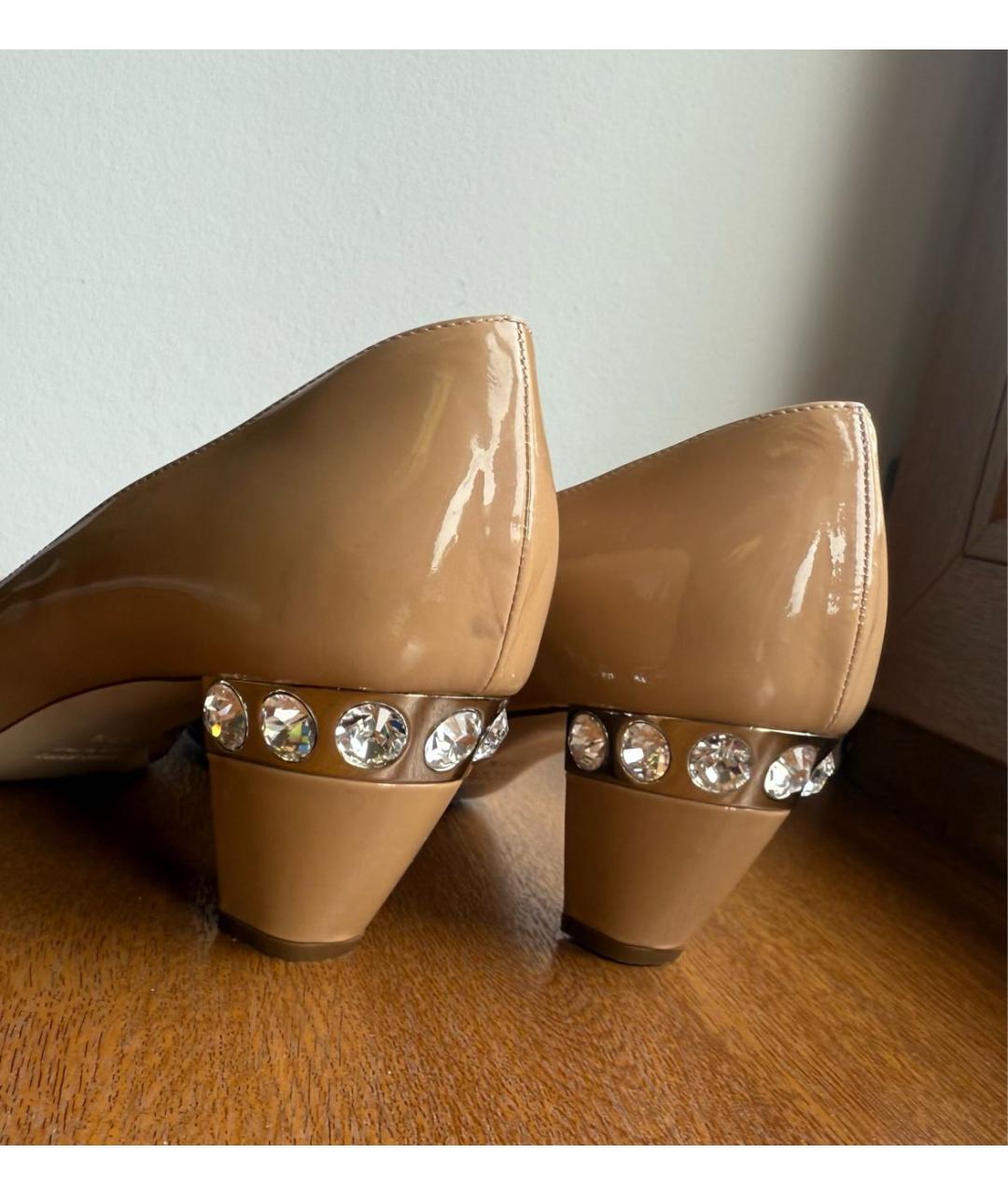 MIU MIU Бежевые лодочки на низком каблуке из лакированной кожи, фото 3