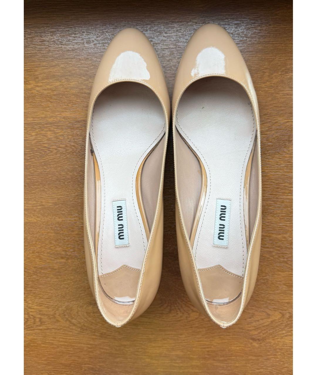 MIU MIU Бежевые лодочки на низком каблуке из лакированной кожи, фото 5