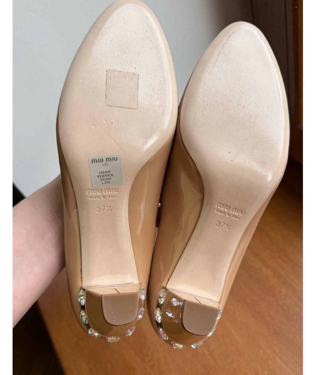 MIU MIU Бежевые лодочки на низком каблуке из лакированной кожи, фото 6