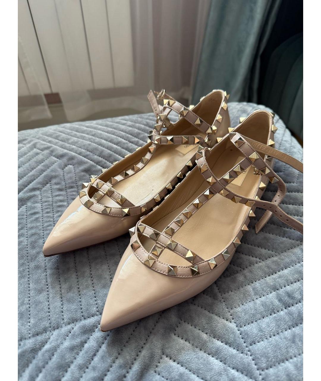 VALENTINO Бежевые балетки из лакированной кожи, фото 2