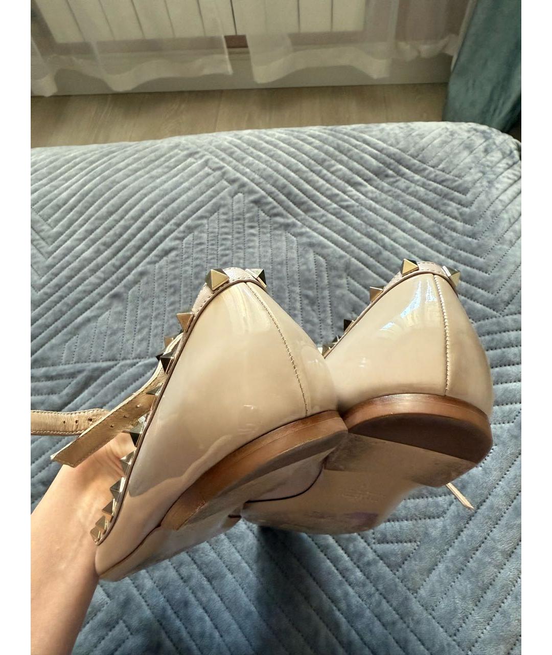 VALENTINO Бежевые балетки из лакированной кожи, фото 5