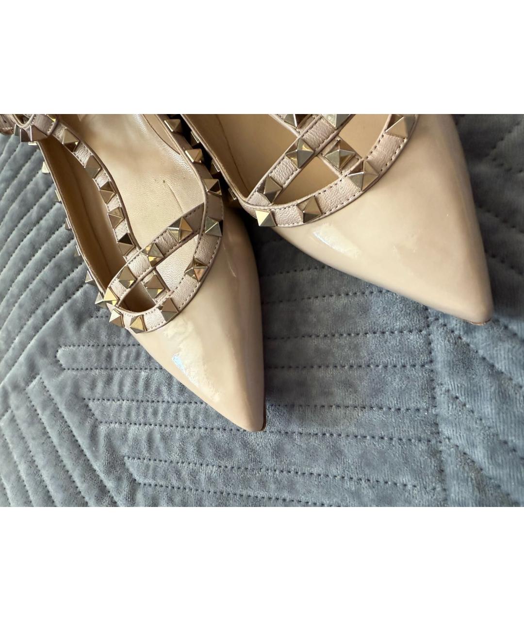 VALENTINO Бежевые балетки из лакированной кожи, фото 4