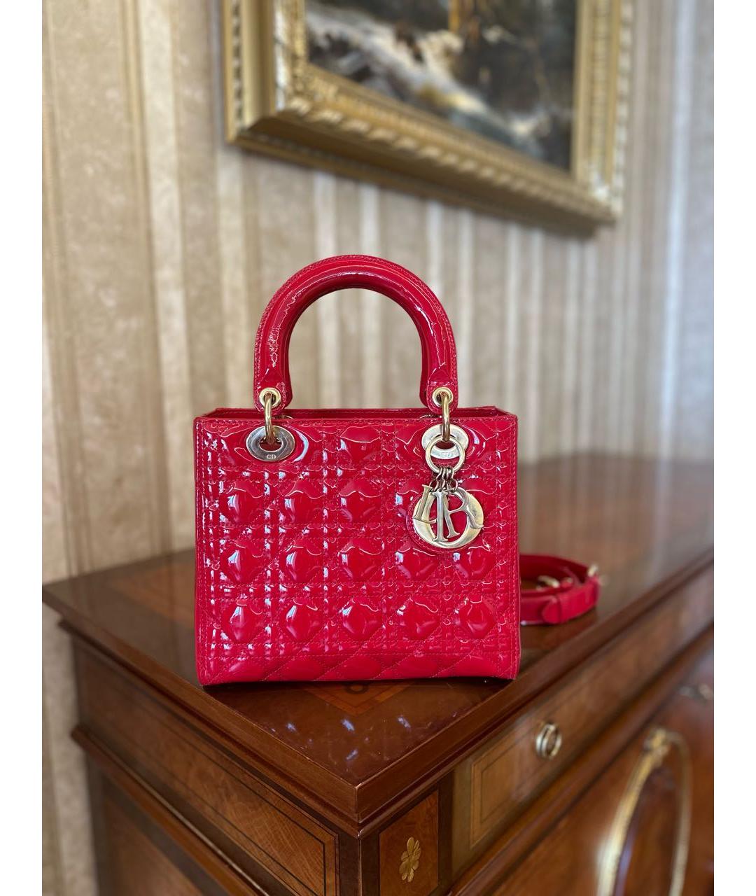 CHRISTIAN DIOR Красная сумка с короткими ручками из лакированной кожи, фото 2