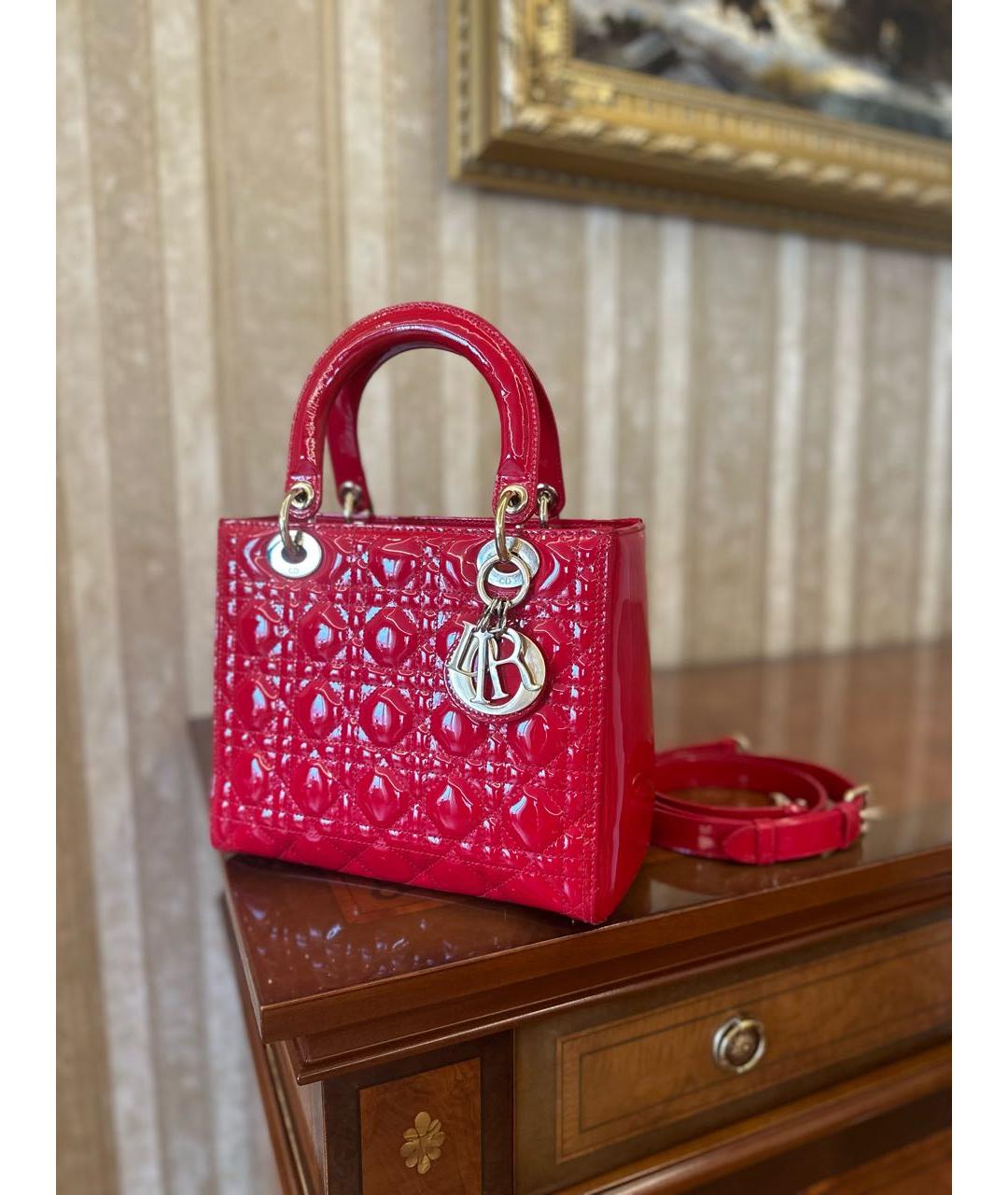 CHRISTIAN DIOR Красная сумка с короткими ручками из лакированной кожи, фото 3