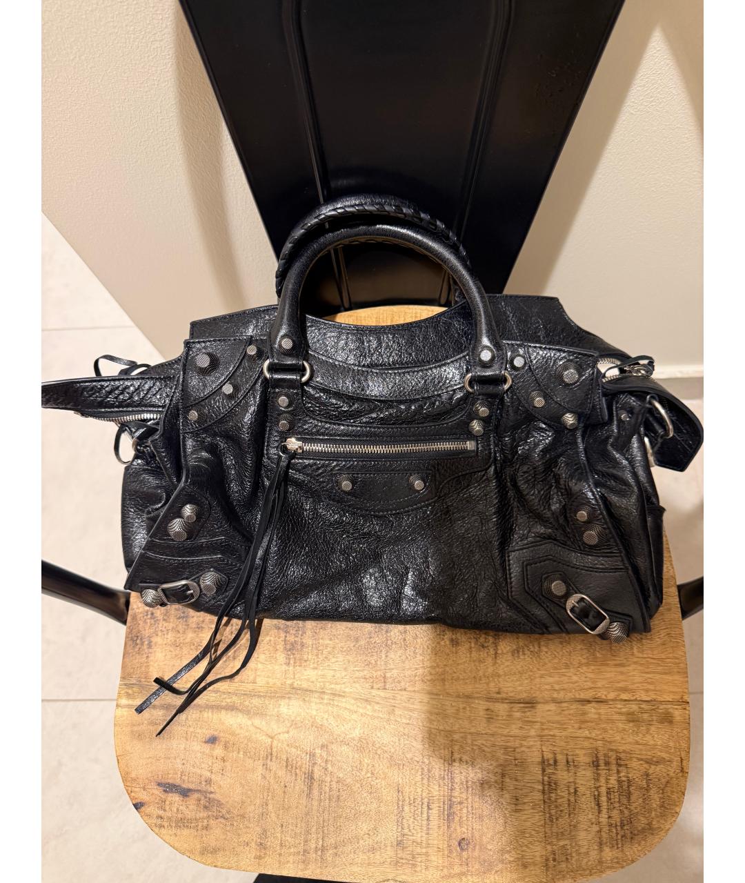 BALENCIAGA Черная сумка с короткими ручками из лакированной кожи, фото 3