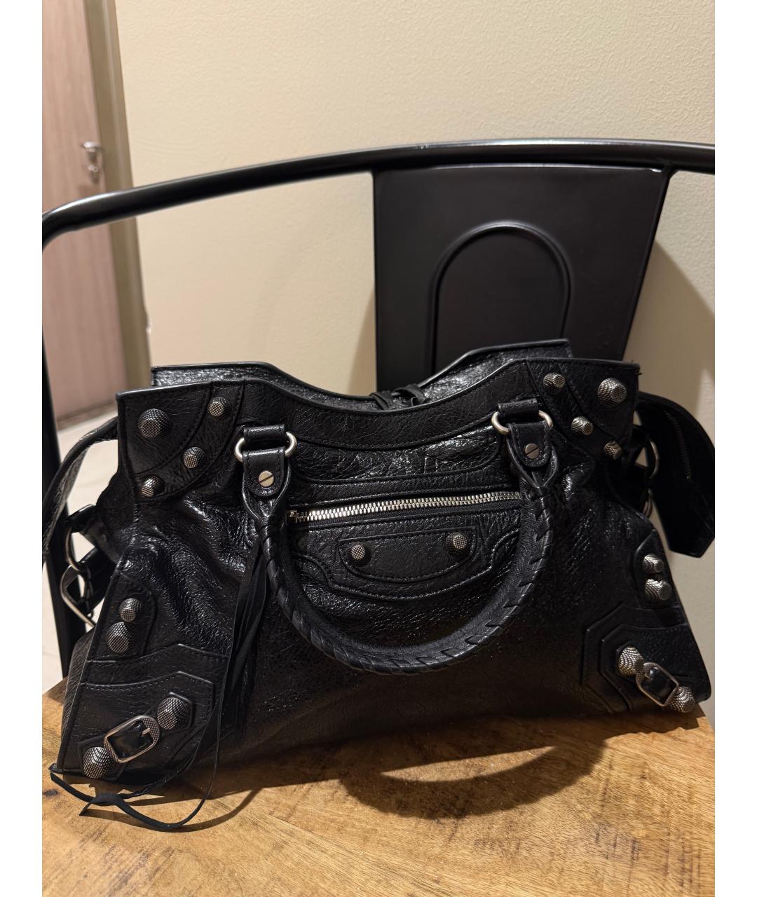 BALENCIAGA Черная сумка с короткими ручками из лакированной кожи, фото 2