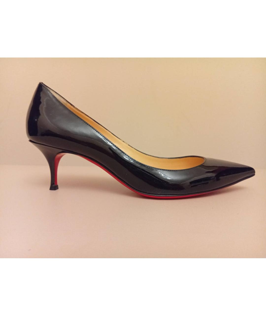 CHRISTIAN LOUBOUTIN Черные лодочки на низком каблуке из лакированной кожи, фото 9