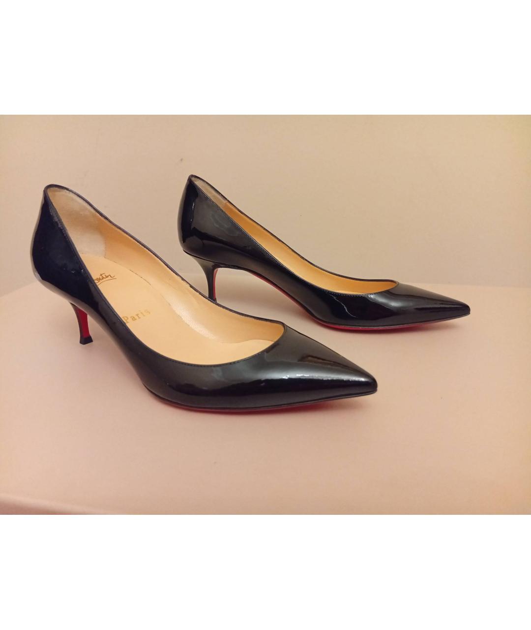 CHRISTIAN LOUBOUTIN Черные лодочки на низком каблуке из лакированной кожи, фото 8