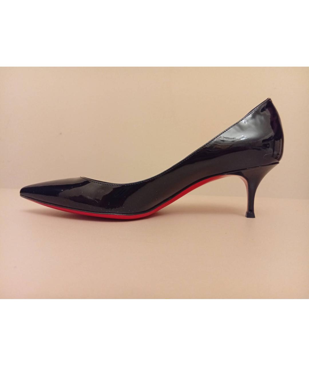 CHRISTIAN LOUBOUTIN Черные лодочки на низком каблуке из лакированной кожи, фото 7