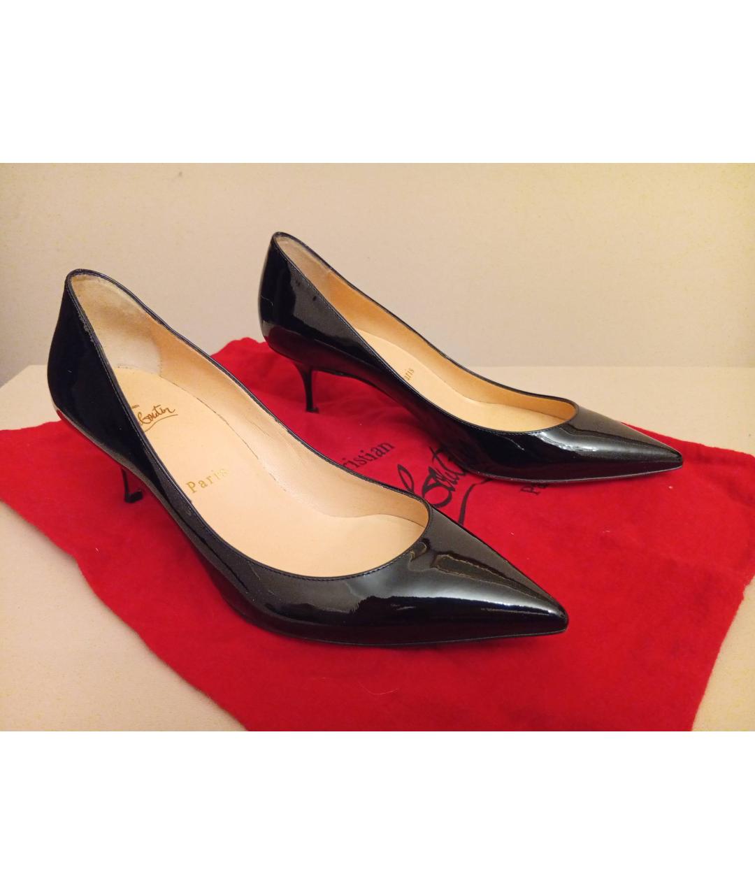 CHRISTIAN LOUBOUTIN Черные лодочки на низком каблуке из лакированной кожи, фото 2