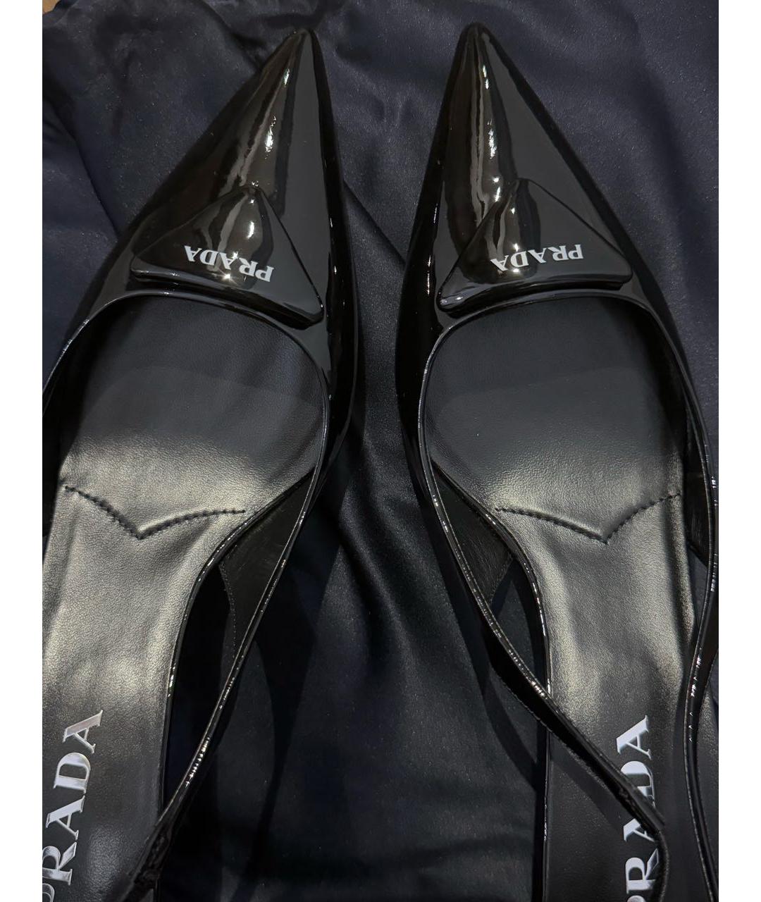 PRADA Черные лодочки на низком каблуке из лакированной кожи, фото 3