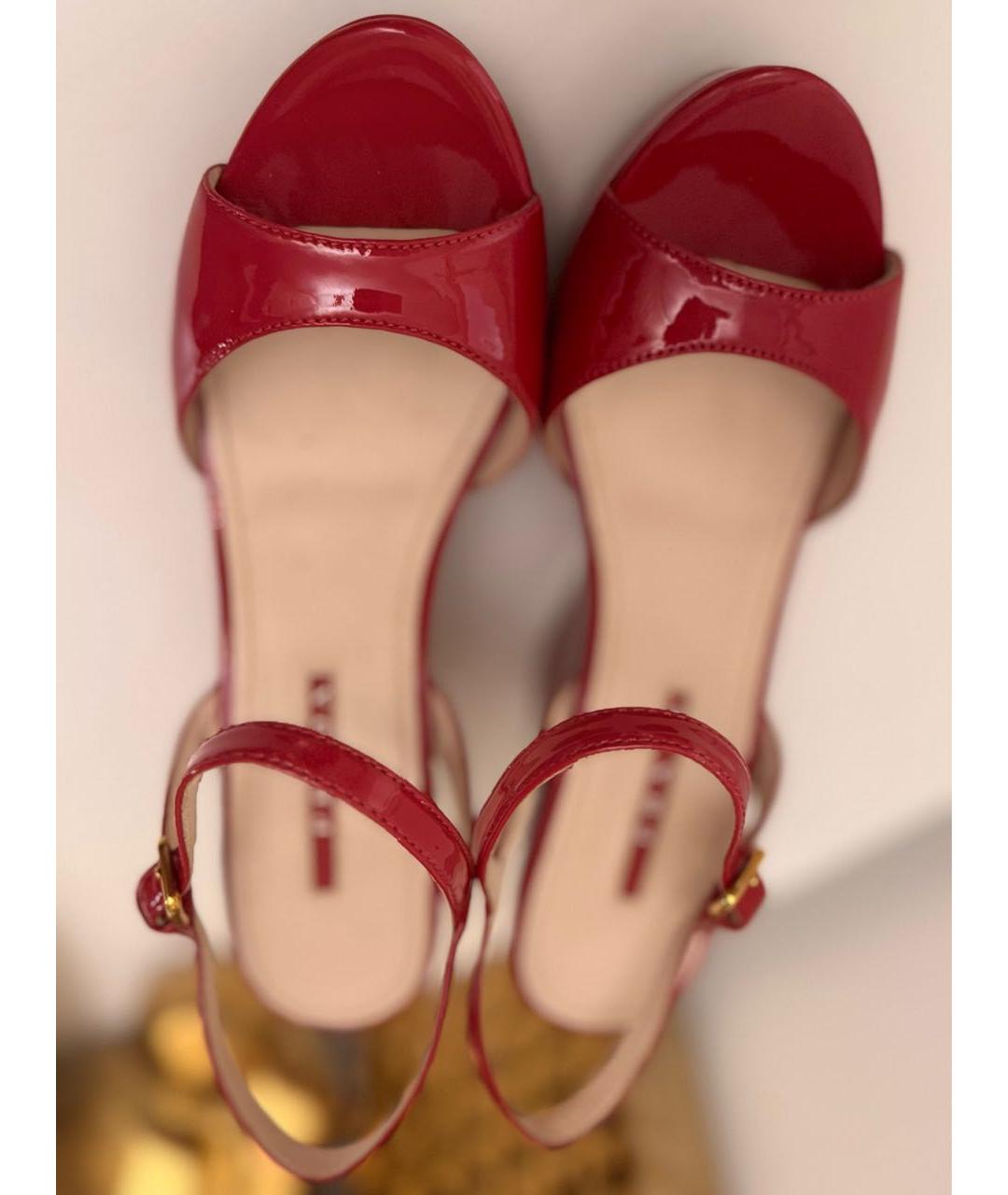 PRADA Красные босоножки из лакированной кожи, фото 3
