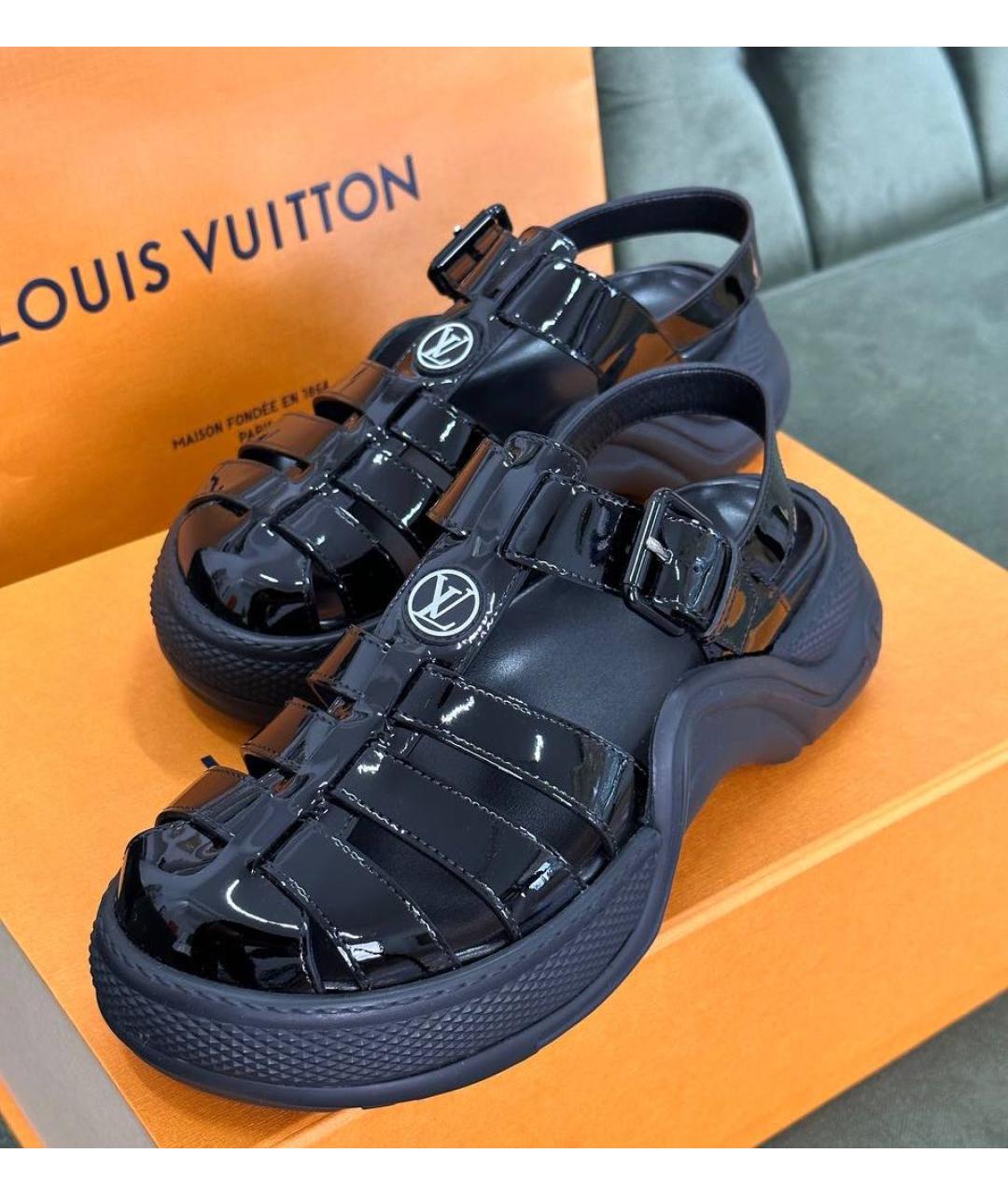 LOUIS VUITTON Черные сандалии из лакированной кожи, фото 6