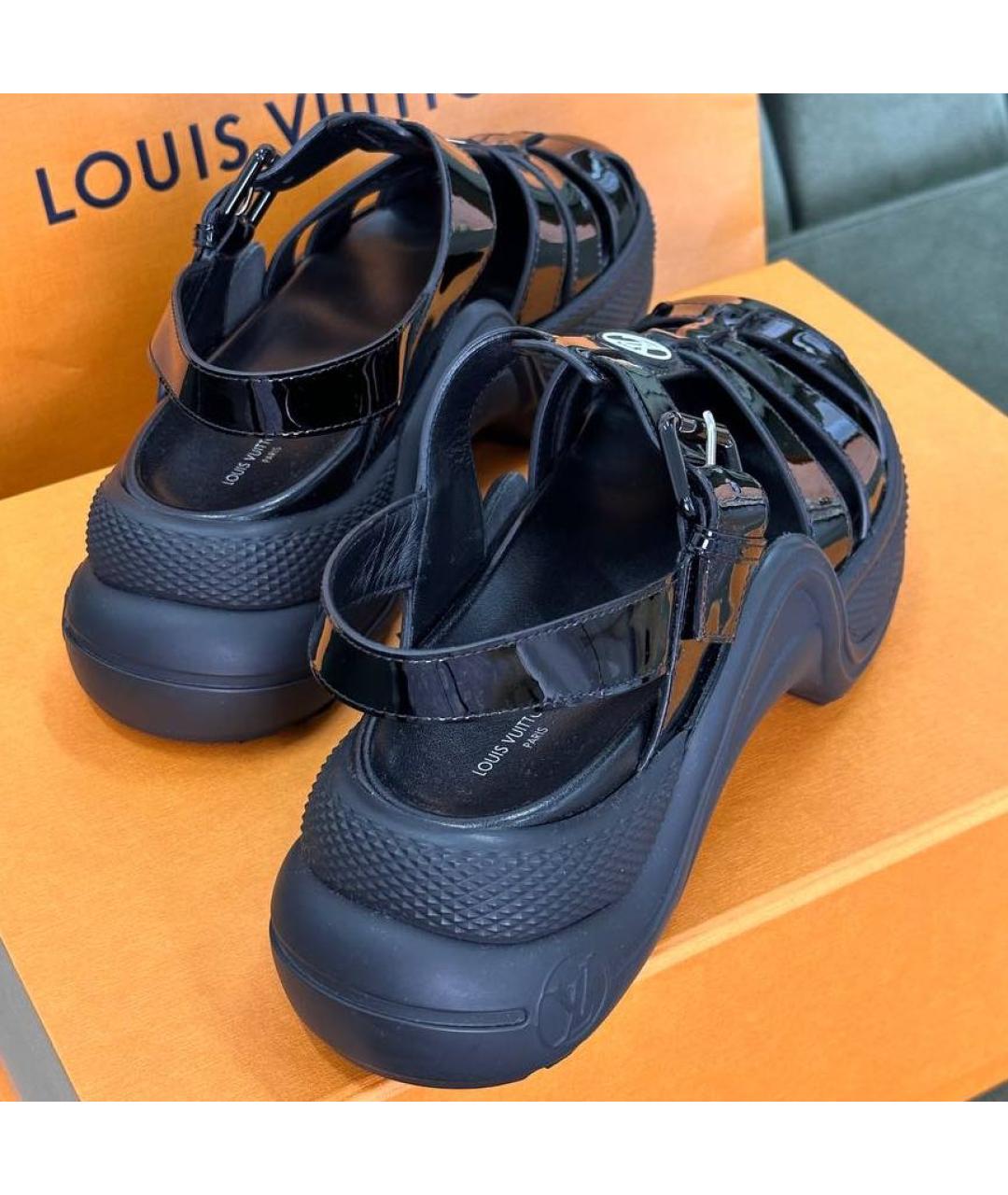 LOUIS VUITTON Черные сандалии из лакированной кожи, фото 4
