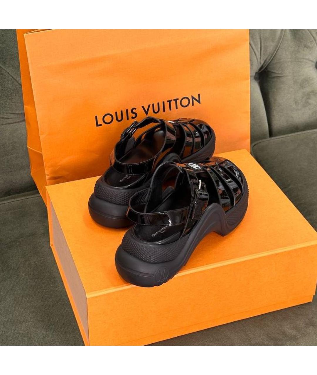 LOUIS VUITTON Черные сандалии из лакированной кожи, фото 3