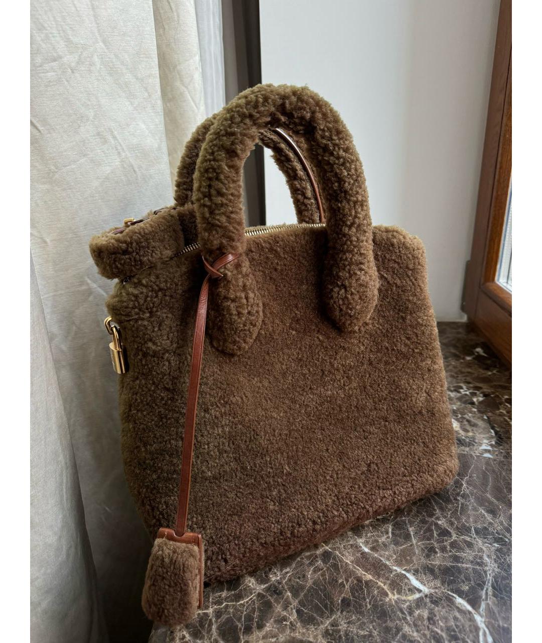 LOUIS VUITTON Коричневая меховая сумка с короткими ручками, фото 2