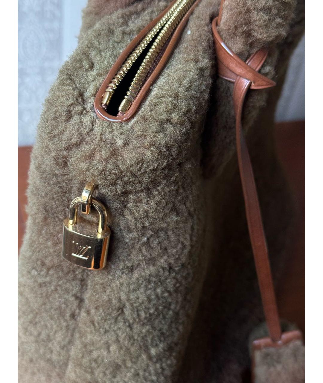 LOUIS VUITTON Коричневая меховая сумка с короткими ручками, фото 3