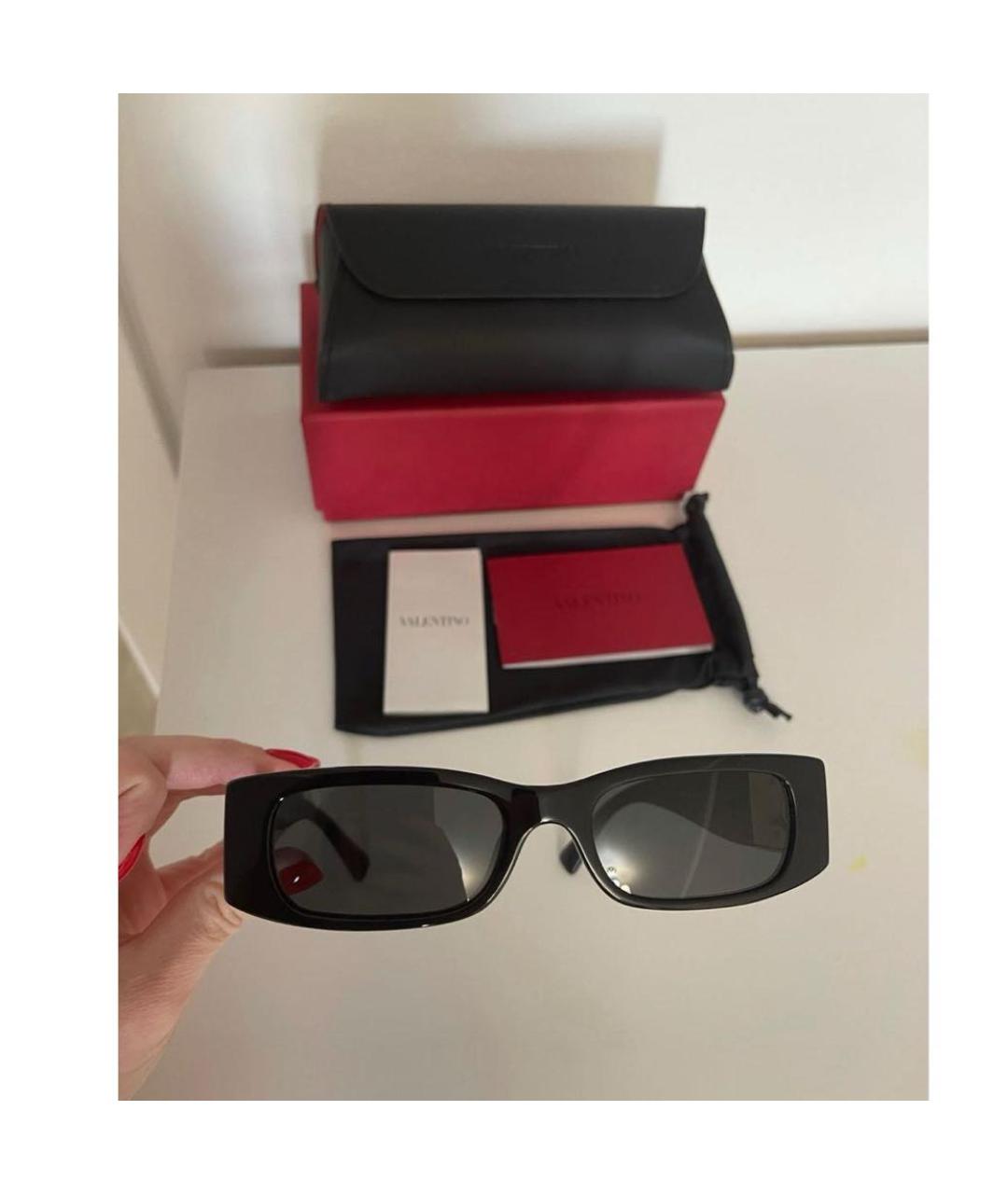 VALENTINO Черные пластиковые солнцезащитные очки, фото 3
