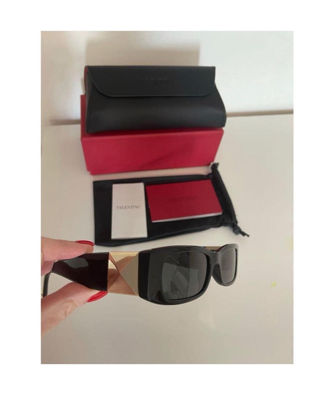 VALENTINO Черные пластиковые солнцезащитные очки, фото 2