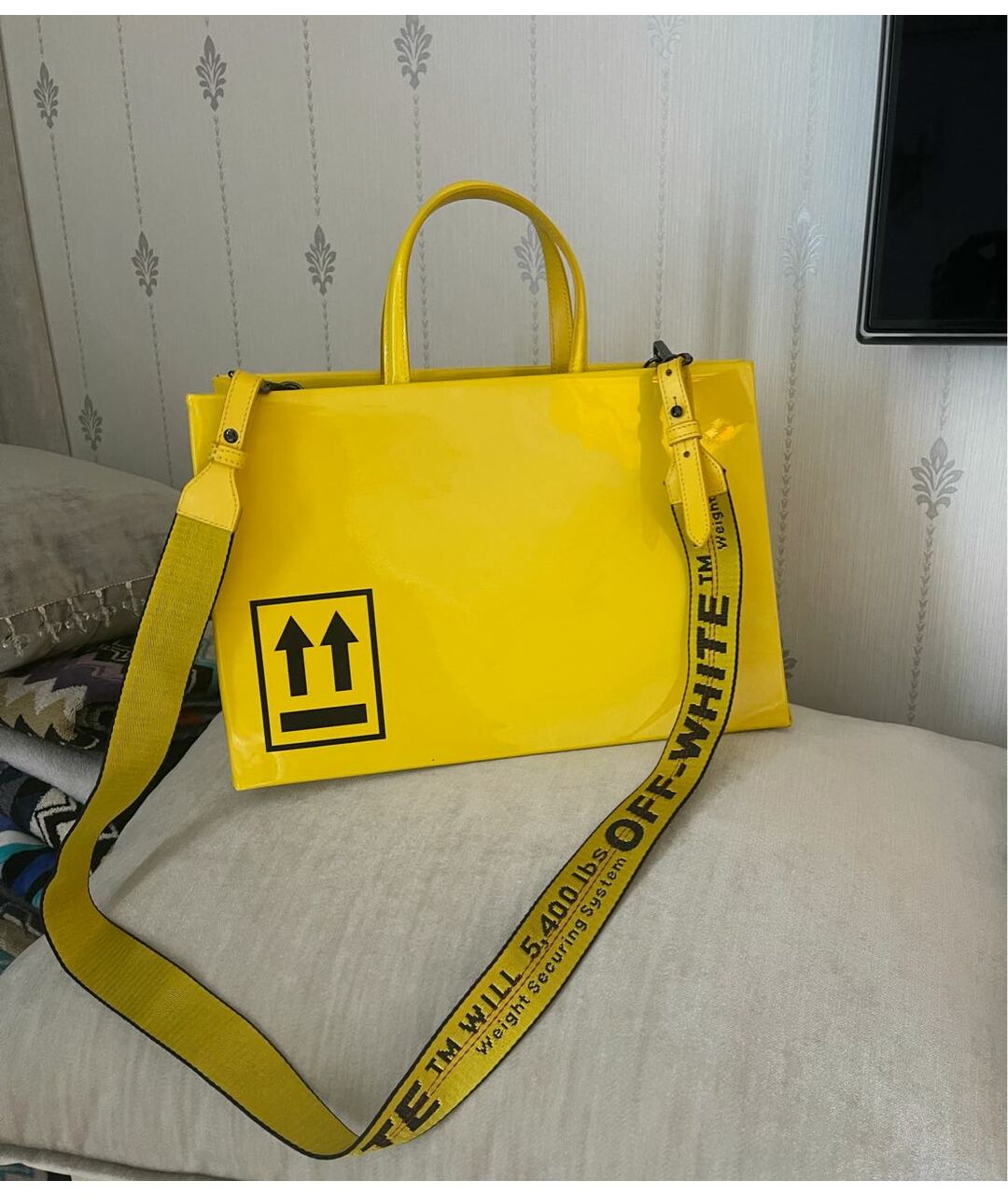 OFF-WHITE Желтая сумка тоут из лакированной кожи, фото 8