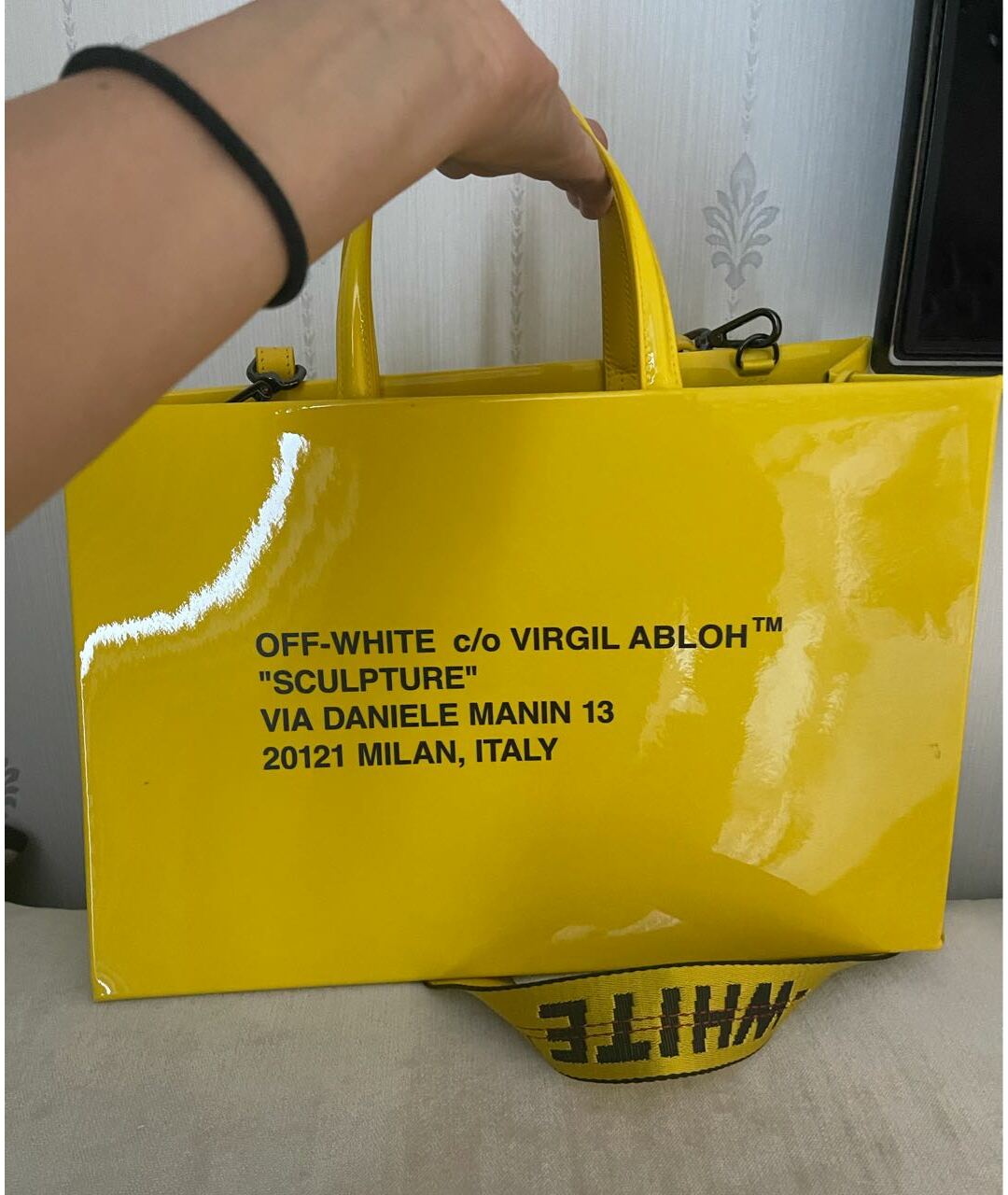 OFF-WHITE Желтая сумка тоут из лакированной кожи, фото 7