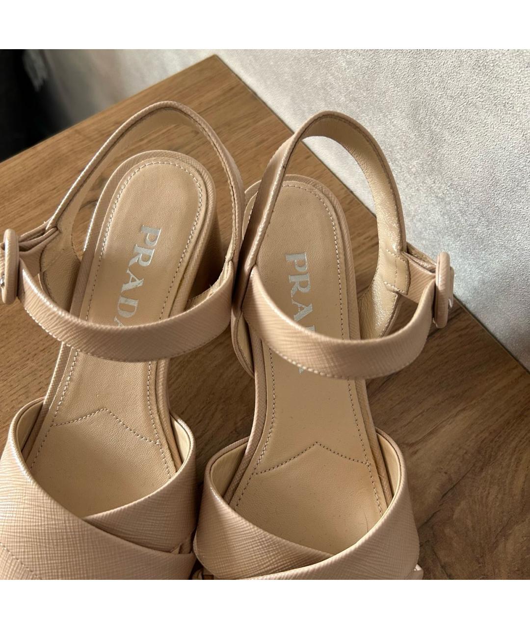 PRADA Бежевые босоножки из лакированной кожи, фото 3